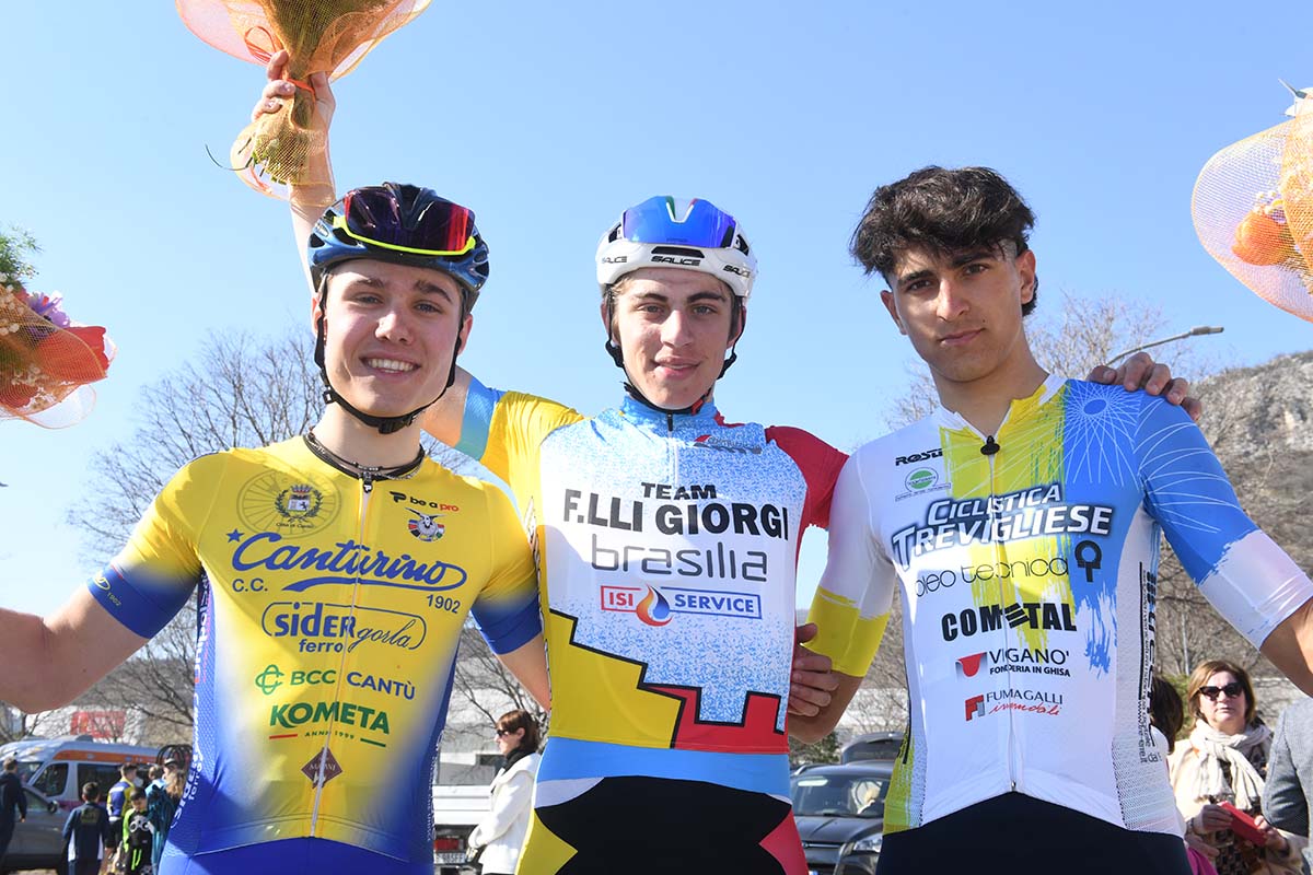 Luca Giaimi vince a Prevalle, il podio (foto Rodella)