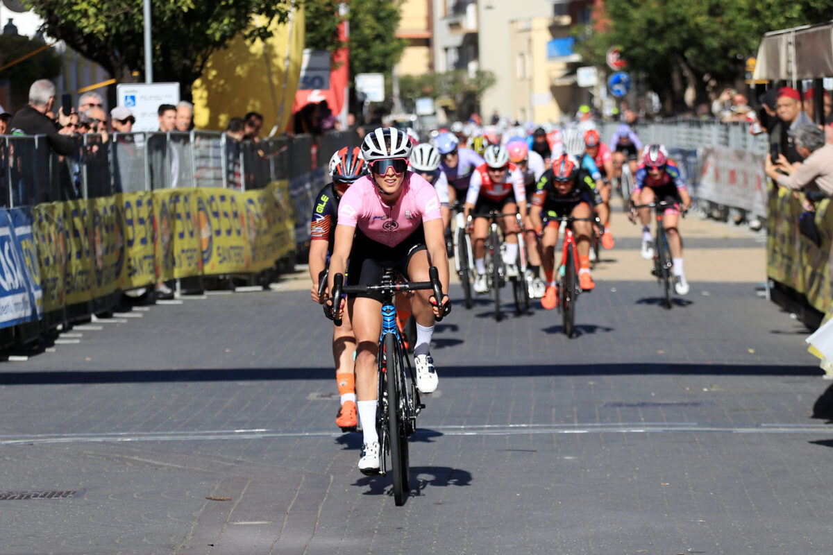 Jolanda Neff sfreccia sotto il traguardo di Diano Marina e vince la 4° tappa del Trofeo Ponente in Rosa - Foto F.OSSOLA