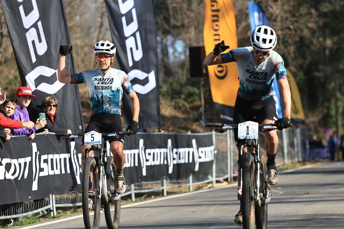 Luca Braidot e Nadir Colledani (Team Santa Cruz) sul traguardo del Pineta Sperane Xco - credit Mario Pierguidi