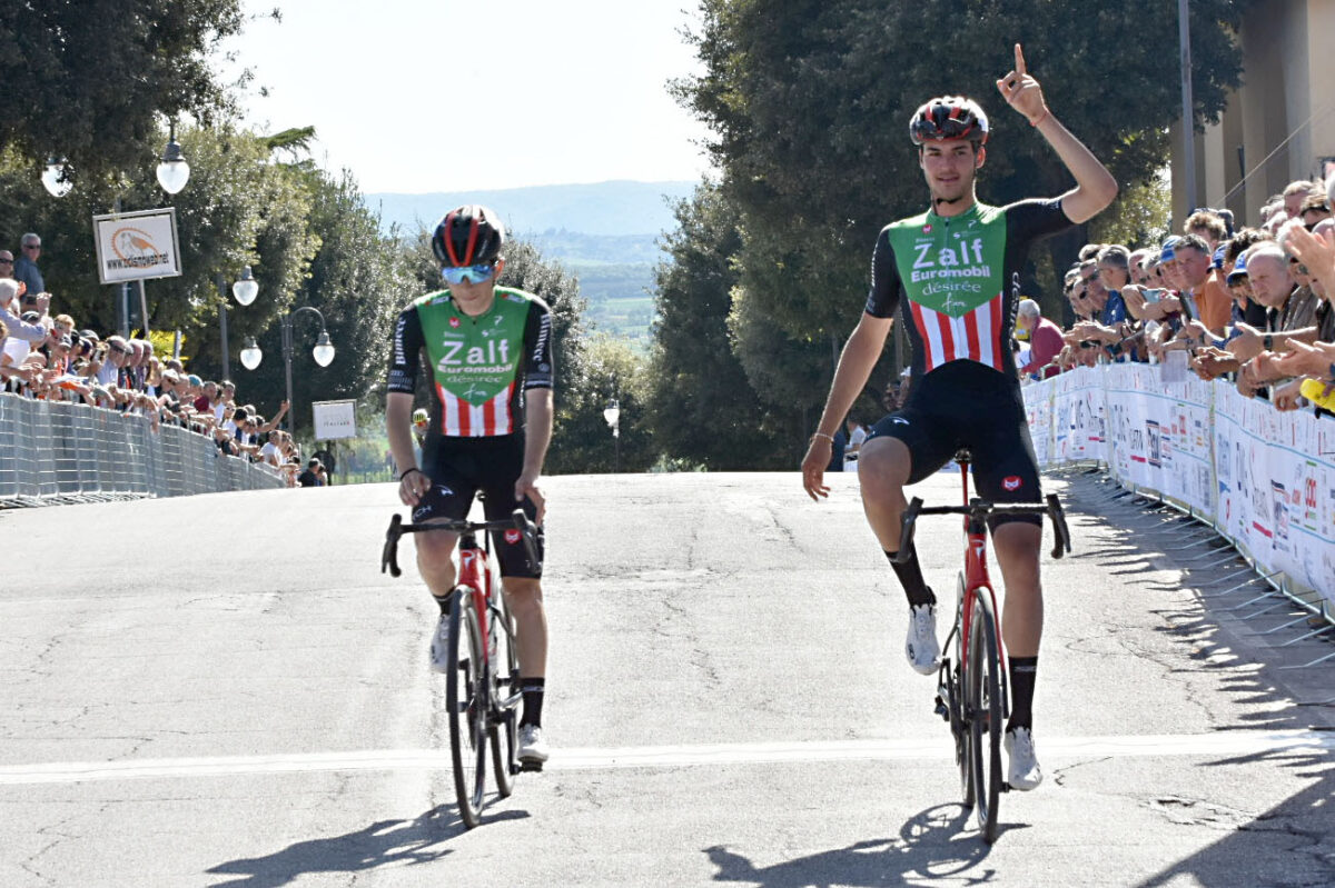 Manlio Moro e Davide De Pretto sul traguardo di Castiglion Fiorentino - credit Photors.it