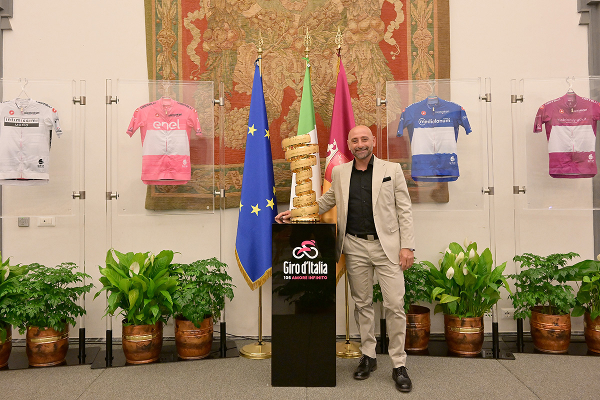 Paolo Bettini con il Trofeo senza fine - credit LaPresse