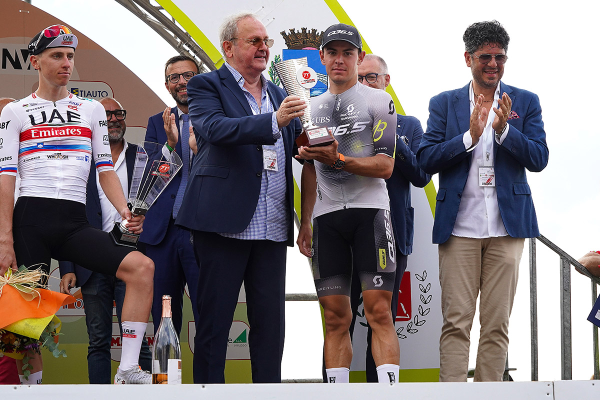 Walter Calzoni premiato come miglior giovane alla Coppa Sabatini 2023 (foto Sprint Cycling Agency)