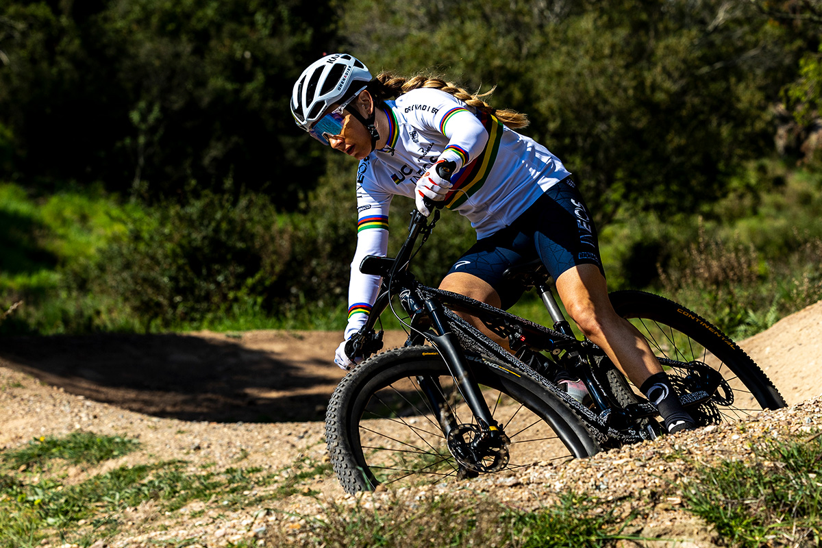 Ferrand-Prevot testa la Pinarello Dogma Xc - credit Roby Bragotto