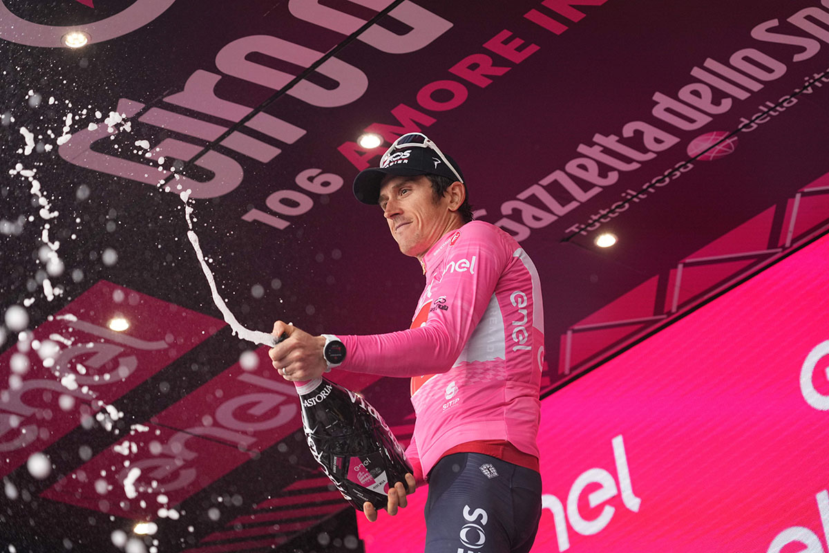 Geraint Thomas di nuovo in maglia rosa - credit LaPresse