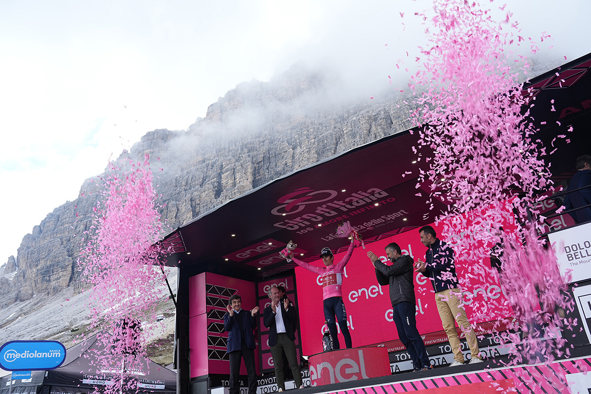 Geraint Thomas ha difeso la maglia rosa sulle Tre Cime di Lavaredo - credit LaPresse