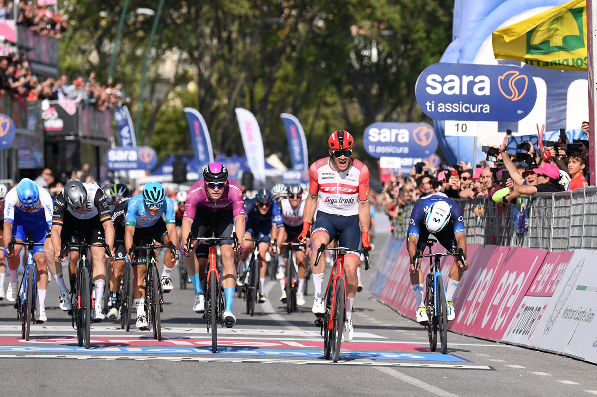 Mads Pedersen vince la sesta tappa del Giro d'Italia a Napoli - credit LaPresse