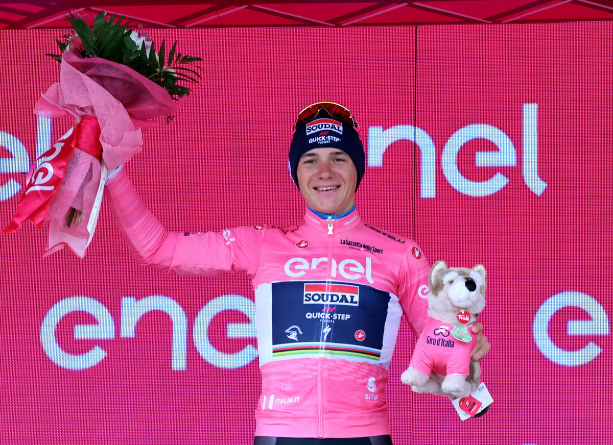 Remco Evenepoel in rosa sul podio di Cesena. Il belga lascerà il Giro a causa della positività al covid - credit Photobicicailotto