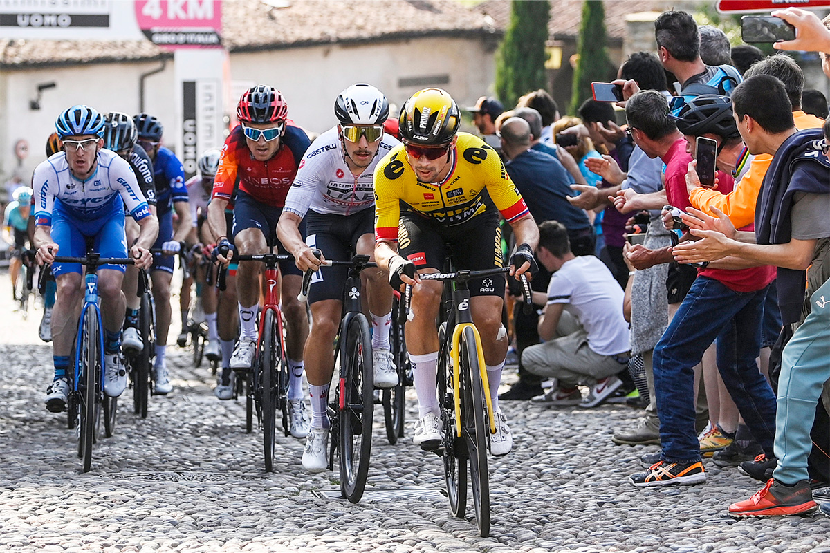 Primoz Roglic guida il gruppo sulla Boccola - credit LaPresse