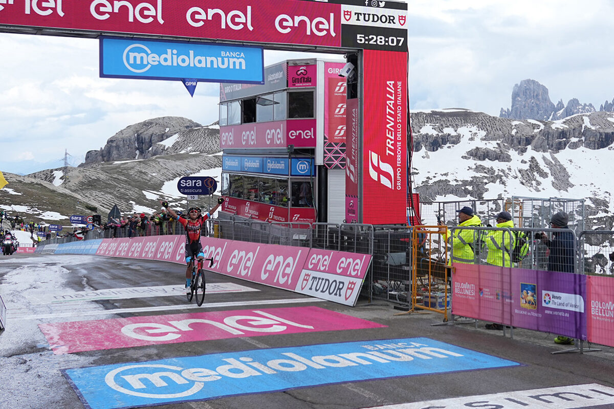 Santiago Buitrago vince sulle Tre Cime di Lavaredo - credit LaPresse