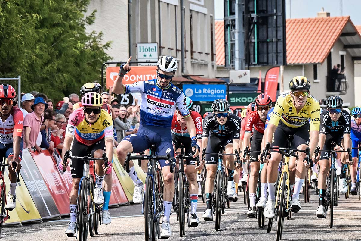 Julian Alaphilippe vince la seconda tappa del Criterium du Dauphine (A.S.O. / Billy Ceuster)