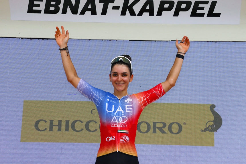 Eleonora Gasparrini (UAE Team ADQ) sul podio della terza tappa del Tour de Suisse - credit Sprint Cycling Agency