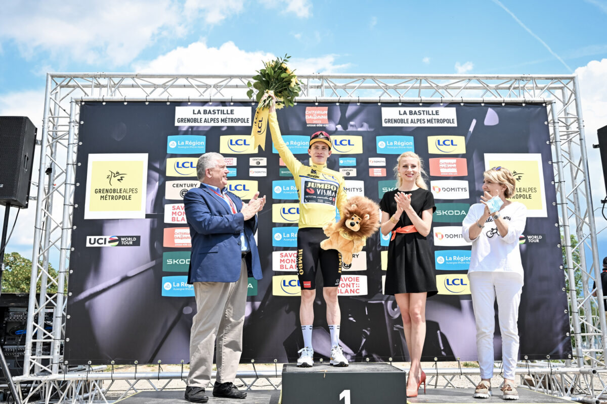 Jonas Vingegaard sul podio del Giro del Delfinato - credit A.S.O_Billy_Ceusters