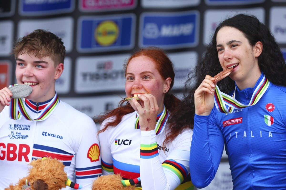 Il podio della cronometro iridata di Stirling, con Federica Venturelli bronzo tra le donne junior - credit Sprint Cycling Agency