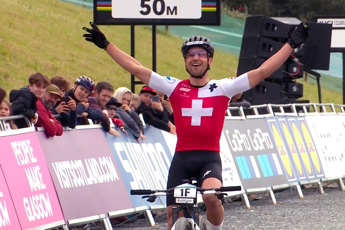 L'arrivo di Nino Schurter, al quindicesimo titolo iridato