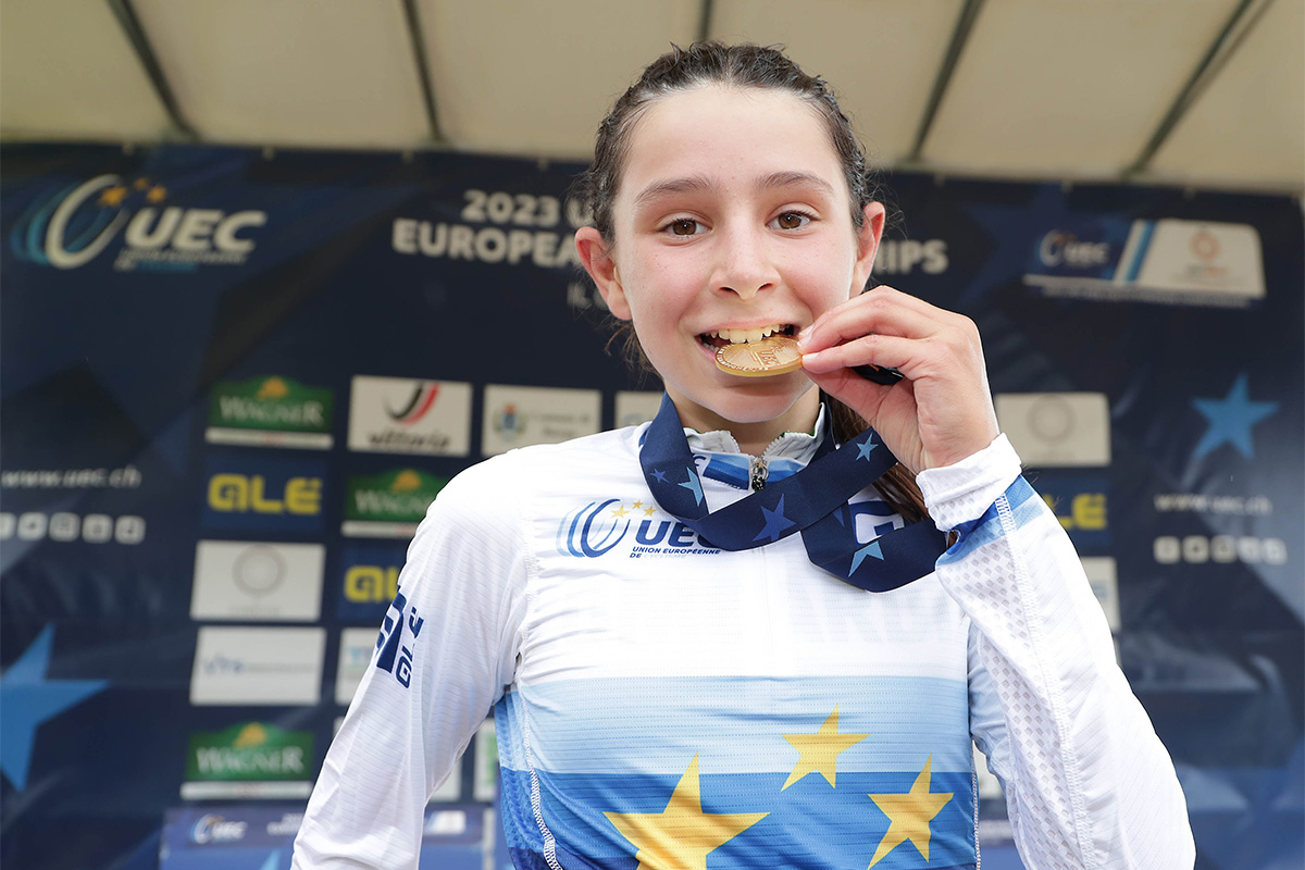 Mariachiara Signorelli con la medaglia d'oro degli Europei mtb - credit Newspower.it