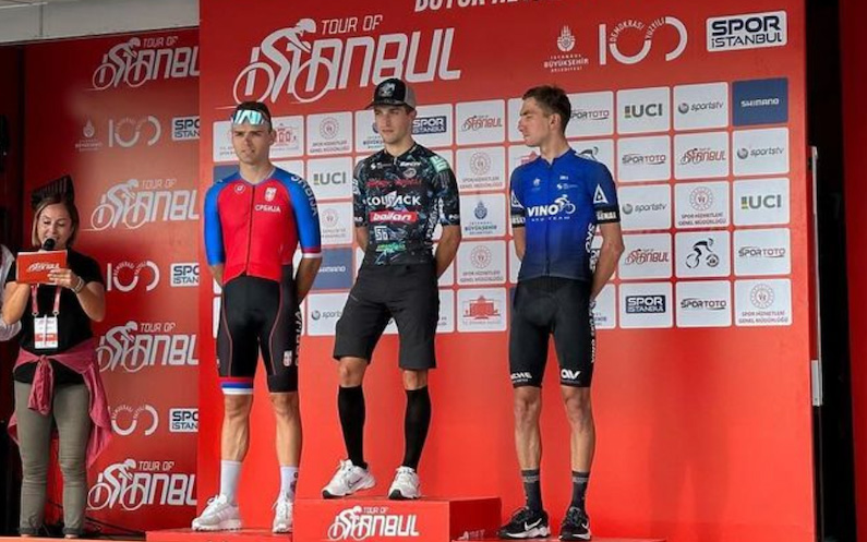 Davide Persico sul podio della terza tappa del Tour de Istanbul