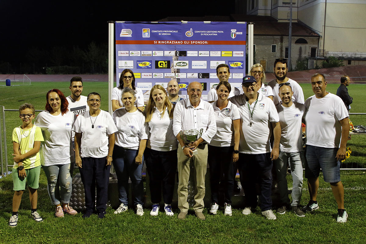 I giudici di gara con il trofeo dedicato ad Anna Fedrigo - credit Photobicicailotto