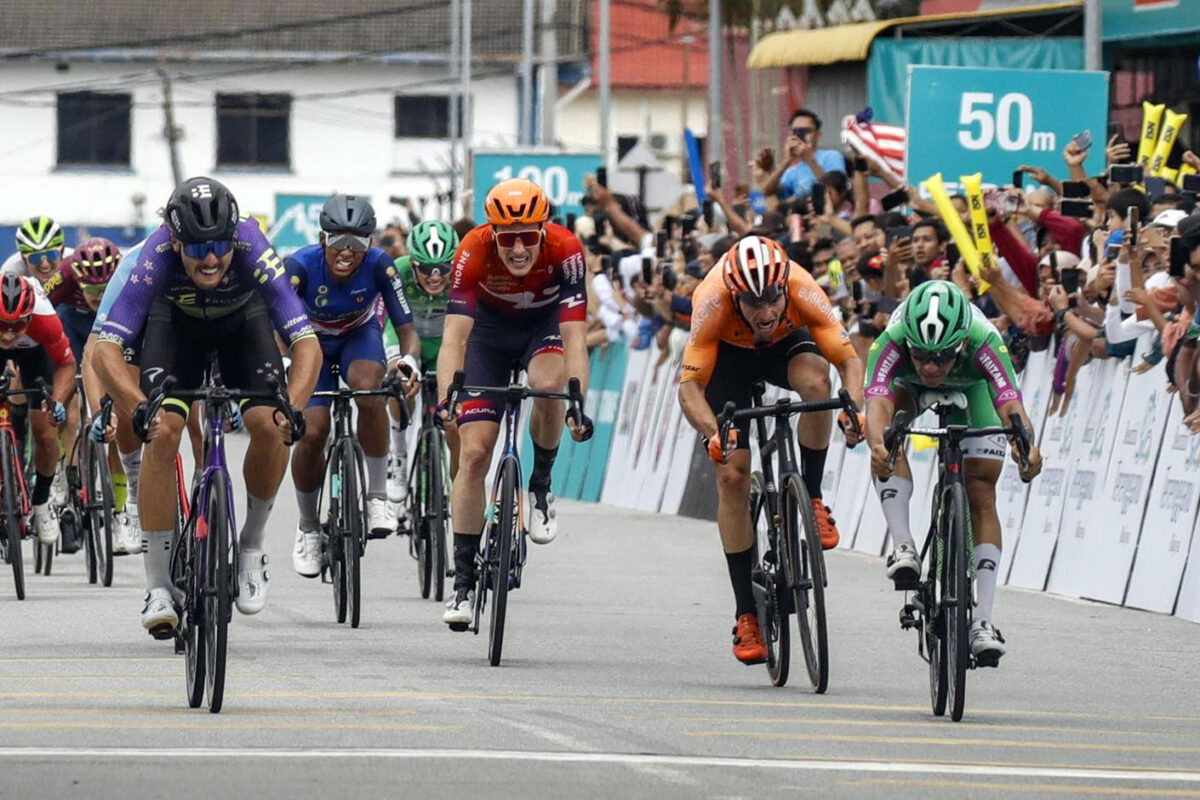 La volata della terza tappa del Tour de Langkawi - Credits Green Project Bardiani - CSF Faizanè & Sprint Cycling