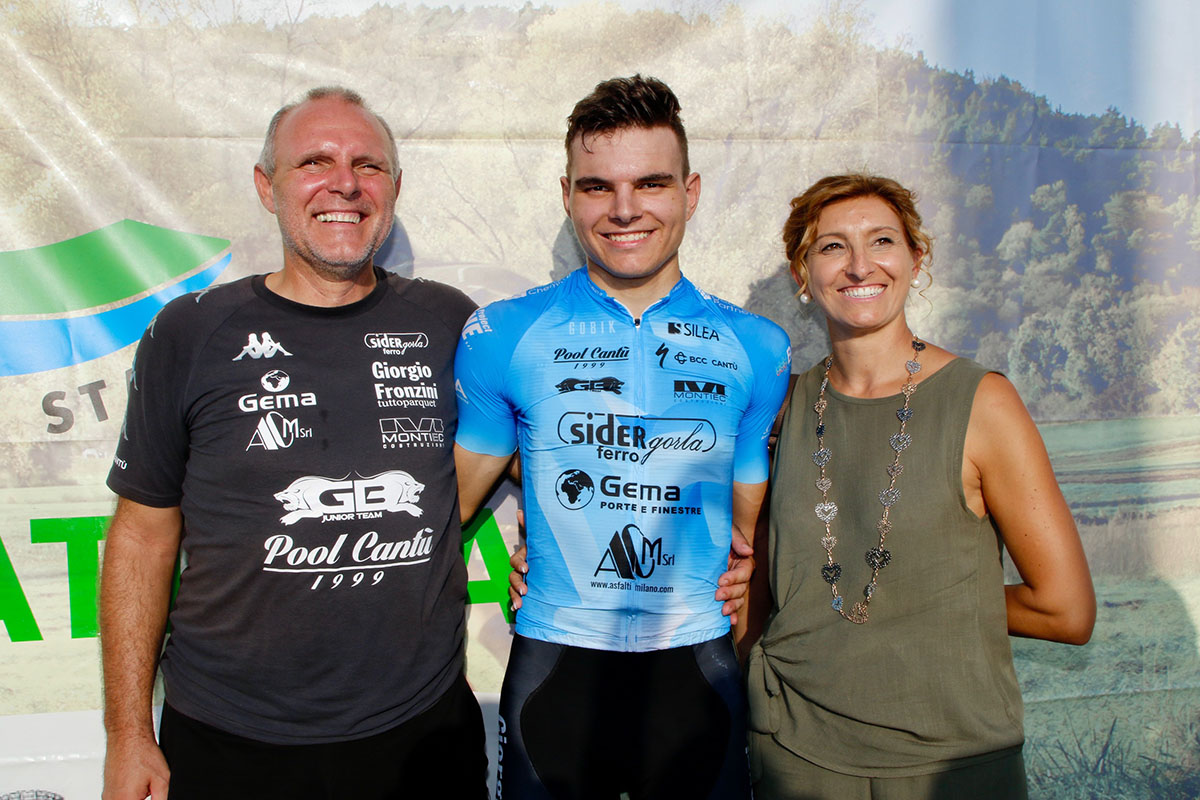 Matteo Fiorin festeggia con i genitori il successo di Marmirolo - credit Photobicicailotto