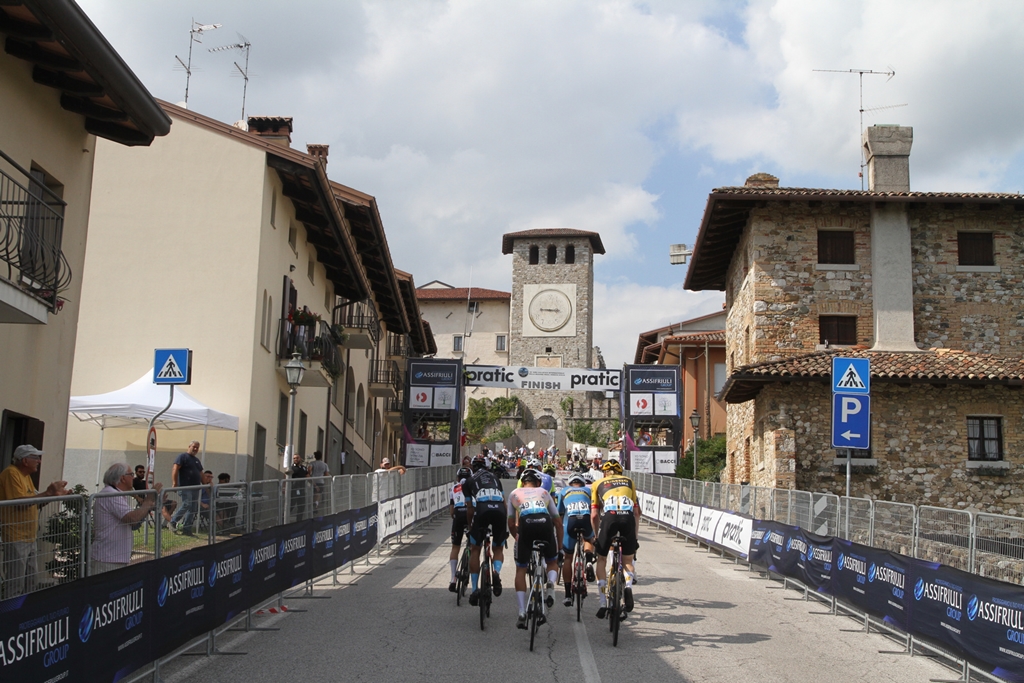 Passaggio dal castello di Collaredo durante seconda tappa del Giro del Friuli 2023 (foto Bolgan)