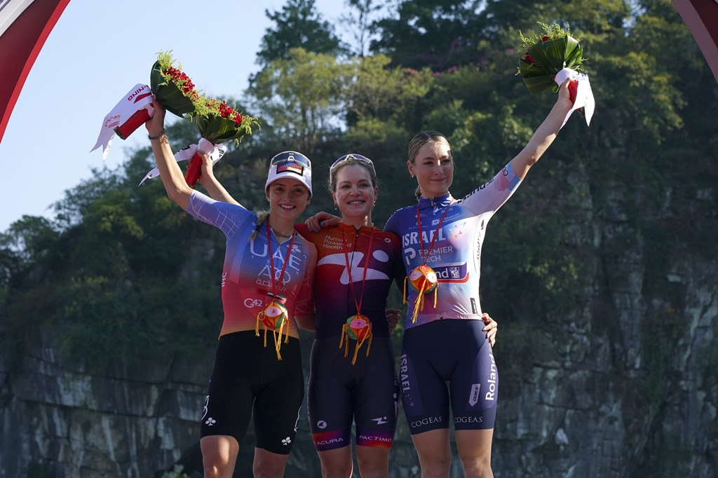 Chiara Consonni sul podio del Tour of Guangxi - credit Sprint Cycling Agency