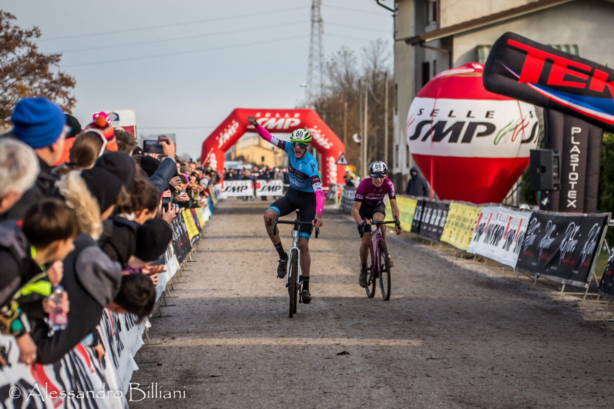 Stefano Viezzi (DP66) precede Lorenzo De Longhi nella prova degli junior del 21° Ciclocross del Ponte - credit Alessandro Billiani