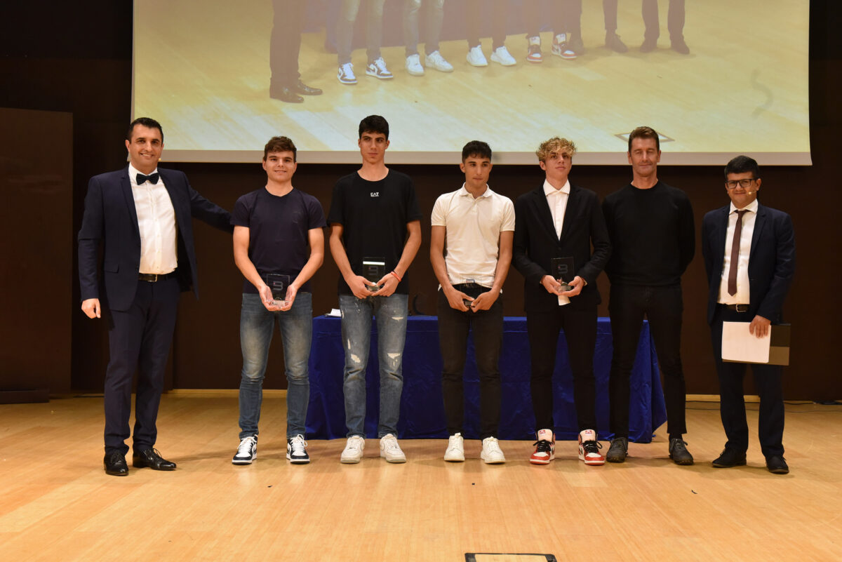 BICITV AWARDS 2023. Gli juniores campioni del mondo dell'inseguimento a squadre sul palco con il ct Edoardo Salvoldi - credit Luca Giuliani