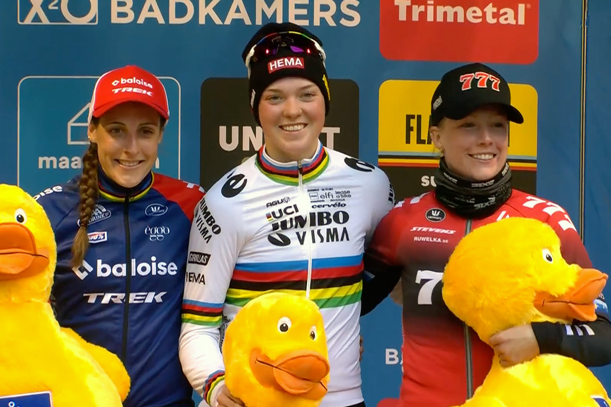 Il podio della prova femminile con Fem Van Empel, Brand e Worst