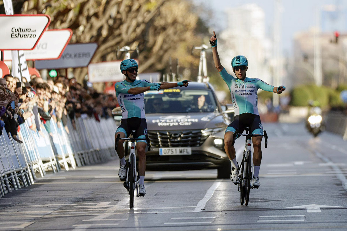 Alessandro Tonelli e Manuele Tarozzi sul traguardo della Volta Valenciana - credit Sprint Cycling Agency