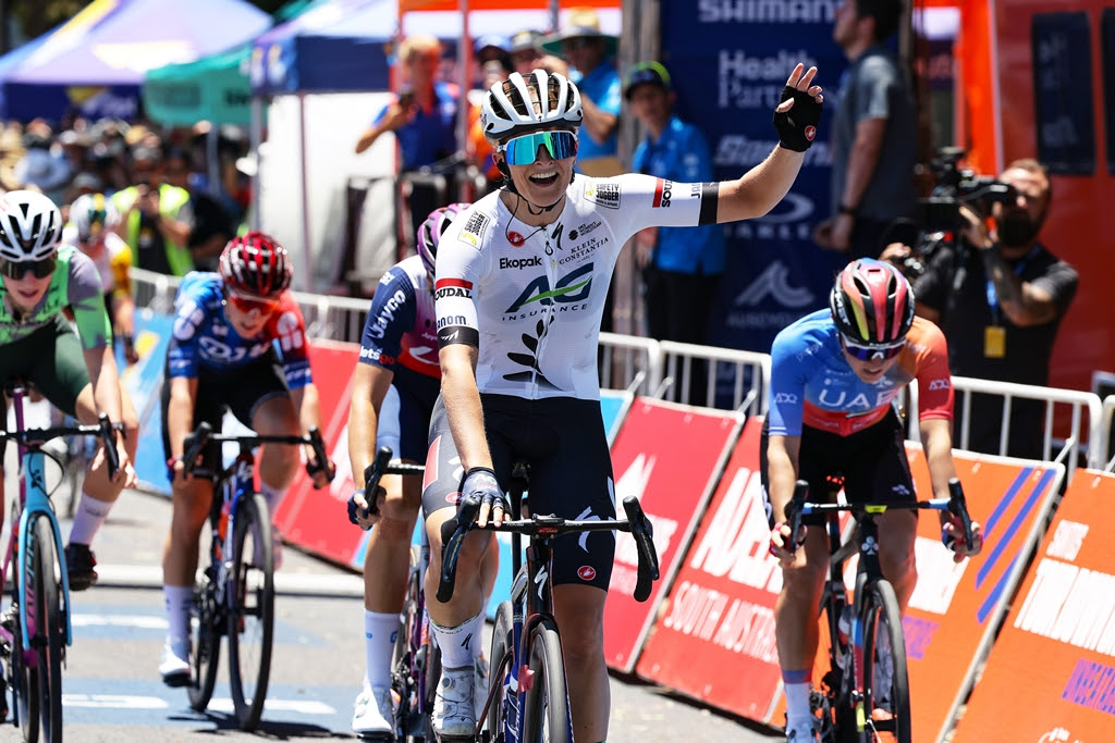 Ally Wollaston vince la prima tappa del Tour Down Under 2024; terza Sofia Bertizzolo - credit Sprint Cycling Agency