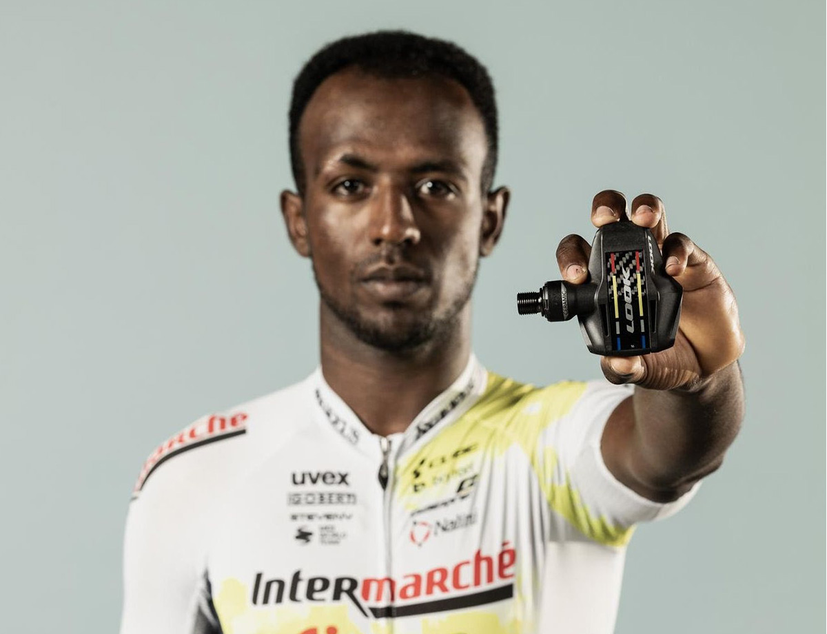 Biniam Girmay in posa con i pedali Look KEO BLADE