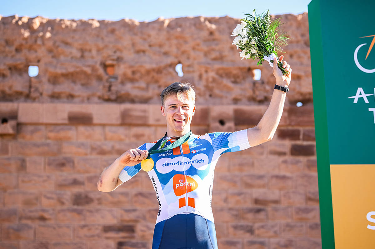 Casper Van Uden sul podio della prima tappa dell'Alula Tour 2024 - credit Charly Lopez