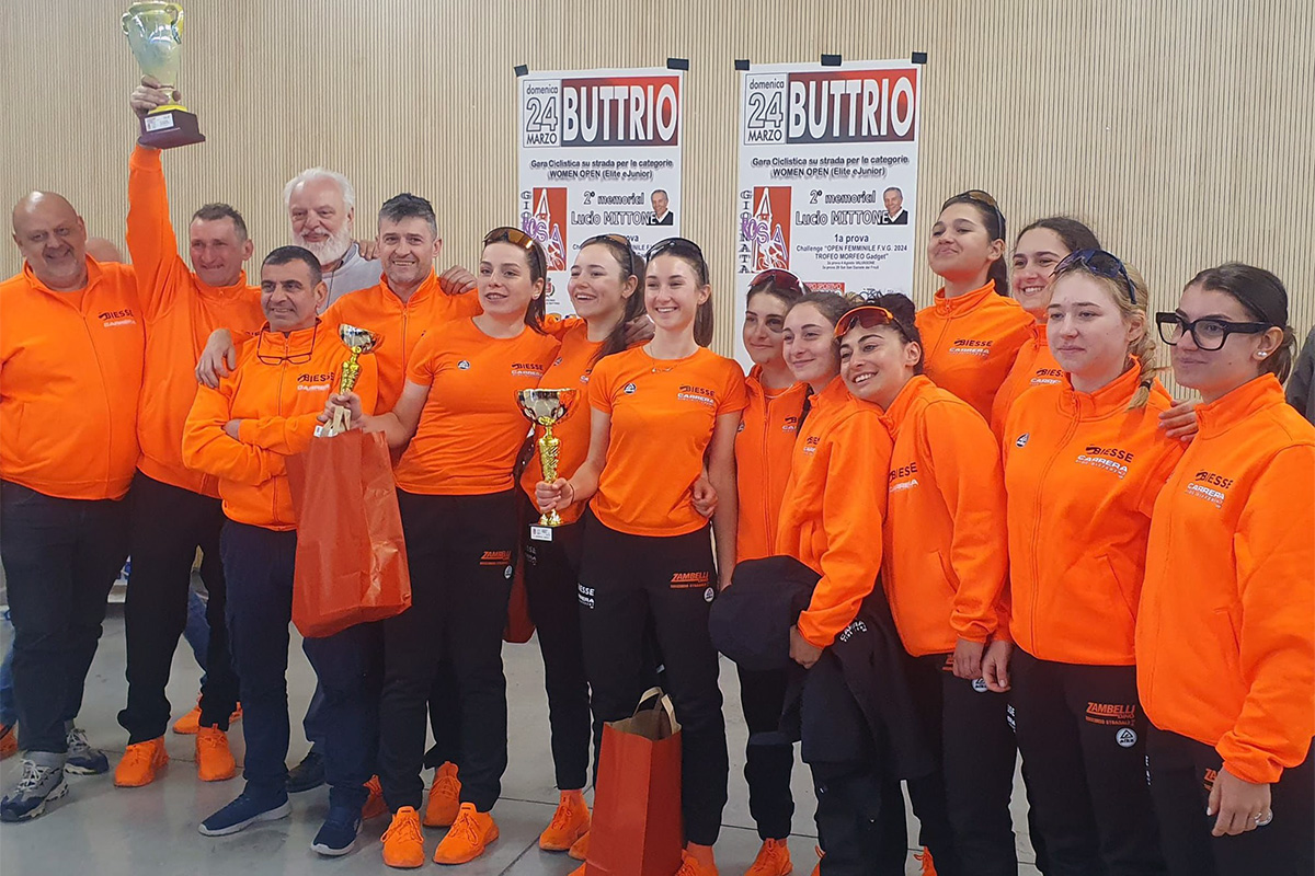 Alessia Zambelli celebra il successo di Buttrio con le compagne di squadra della Biesse Carrera