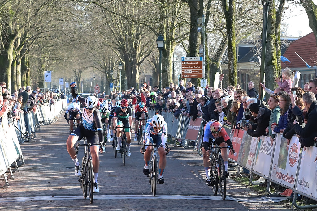 Chiara Consonni e Rachele Barbieri sul podio della Drentse van Westerveld - sprint Cycling Agency