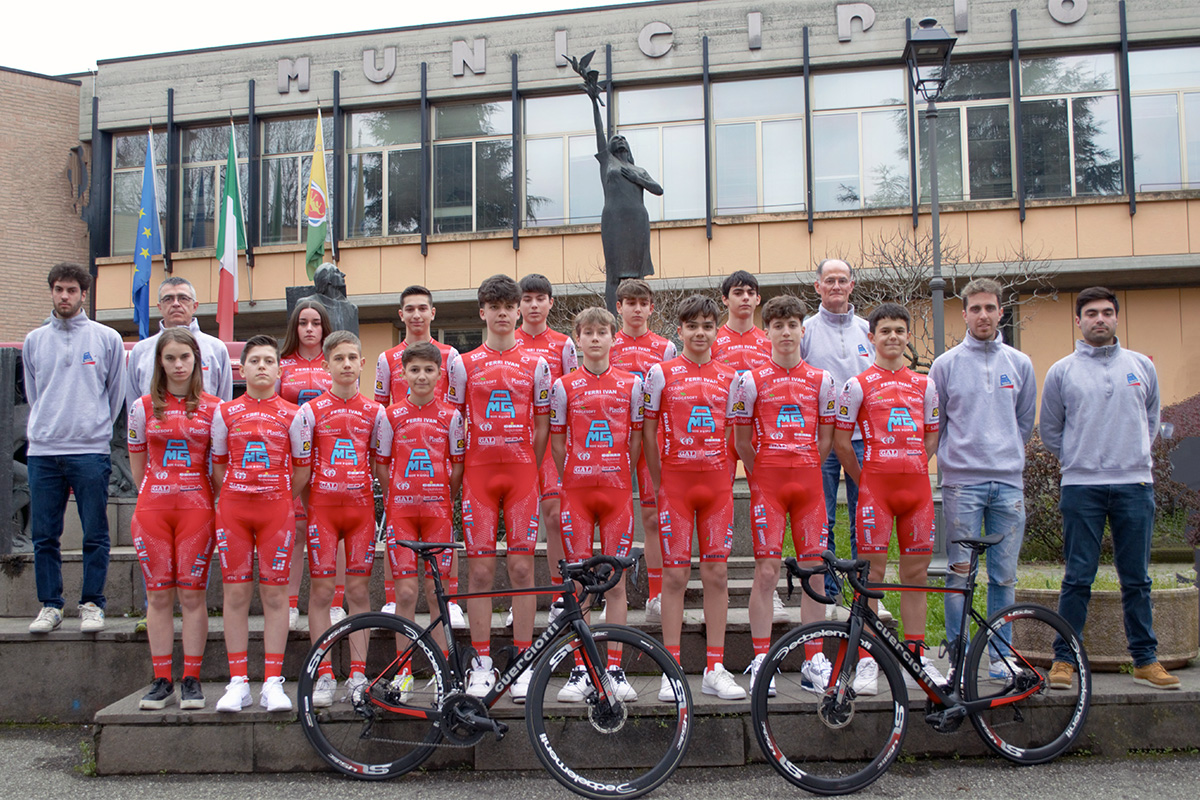 Il gruppo degli Esordienti e degli Allievi della SC Cavriago 2024