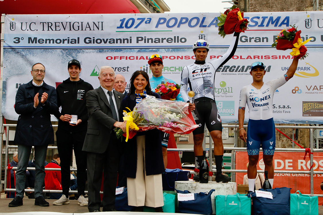 Il podio della 107° Popolarissima - credit Photobicicailotto