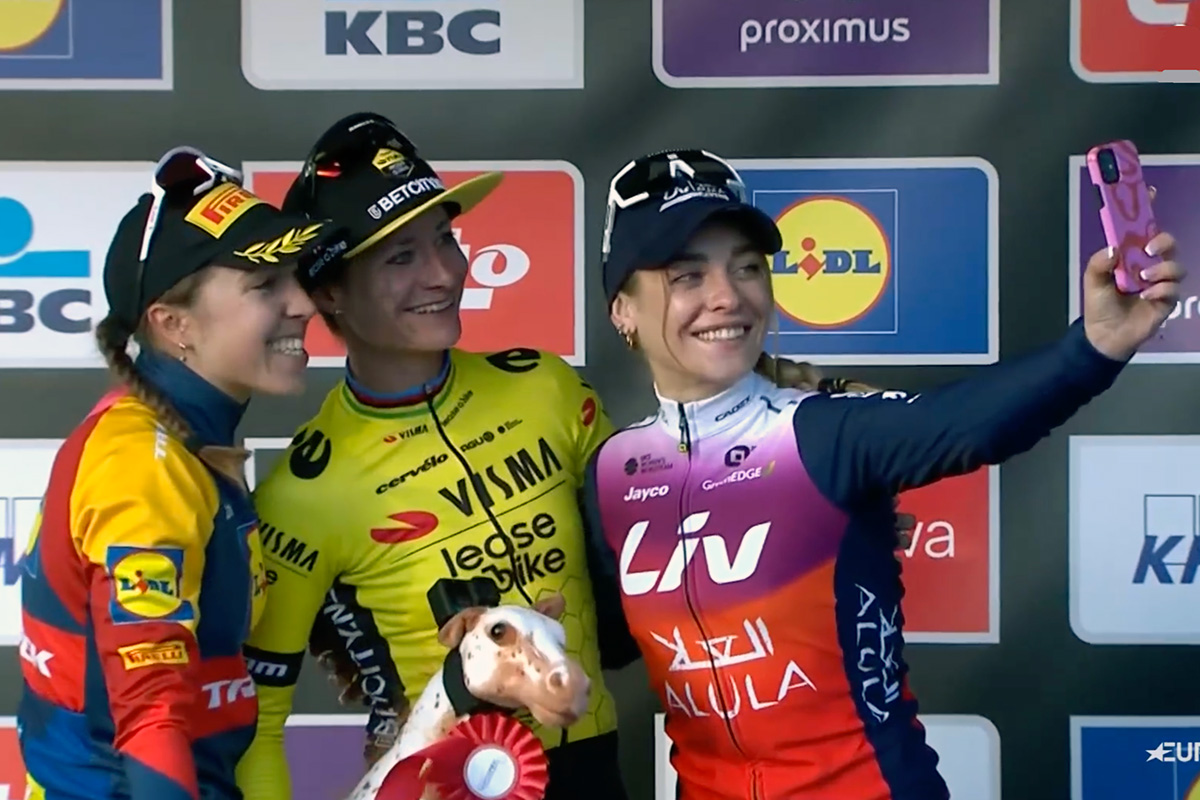Il podio femminile della Dwars door Vlaanderen 2024, vinta da Marianne Vos