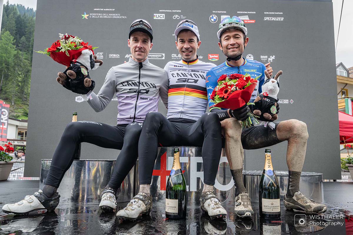 Il podio maschile della BMW HERO Sudtriol Dolomites 2024 - credit wisthaler