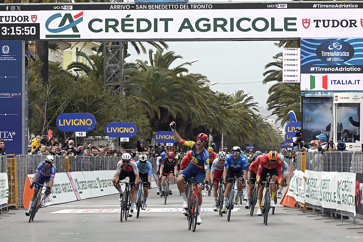 Jonathan Milan vince l'ultima tappa della Tirreno-Adriatico 2024 - credit LaPresse