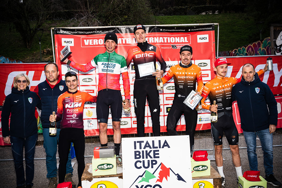 Juri Zanotti sul podio della Verona Mtb International - credit Alessio Pederiva