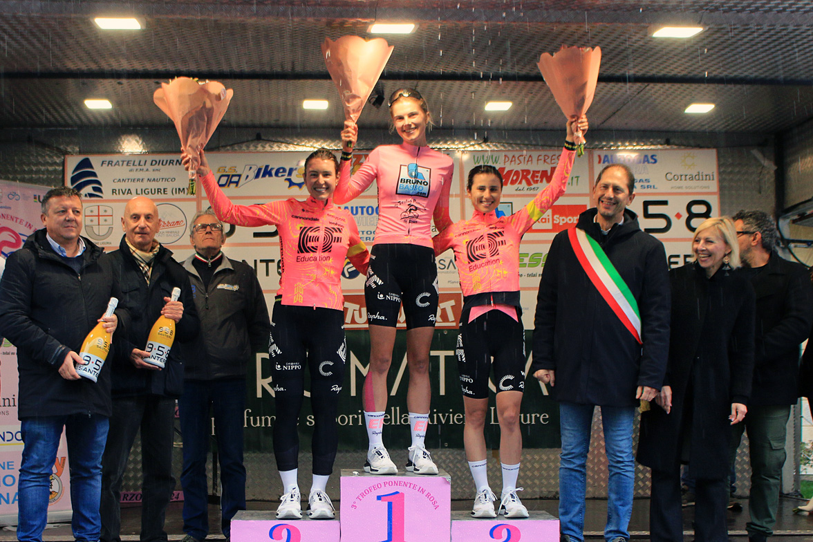 Kim Cadzow sul podio Finale del Trofeo Ponente in Rosa - Foto FLAVIANO OSSOLA
