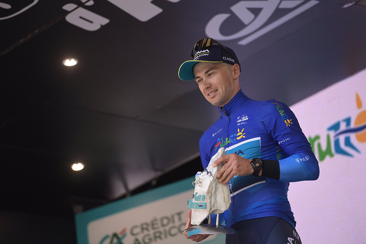 Alexey Lutsenko con il Trofeo del Giro d'Abruzzo - credit LaPresse