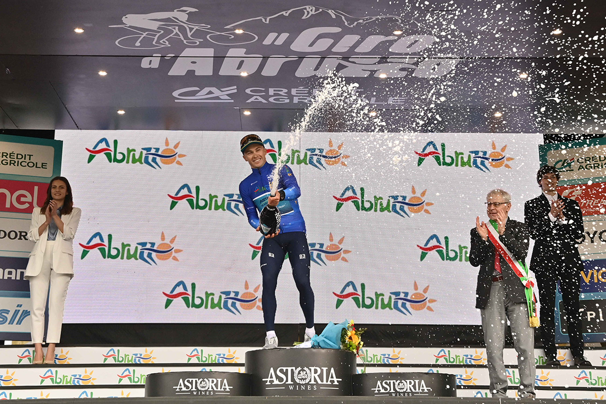 Alexey Lutsenko sul podio de Il Giro d'Abruzzo - credit LaPresse