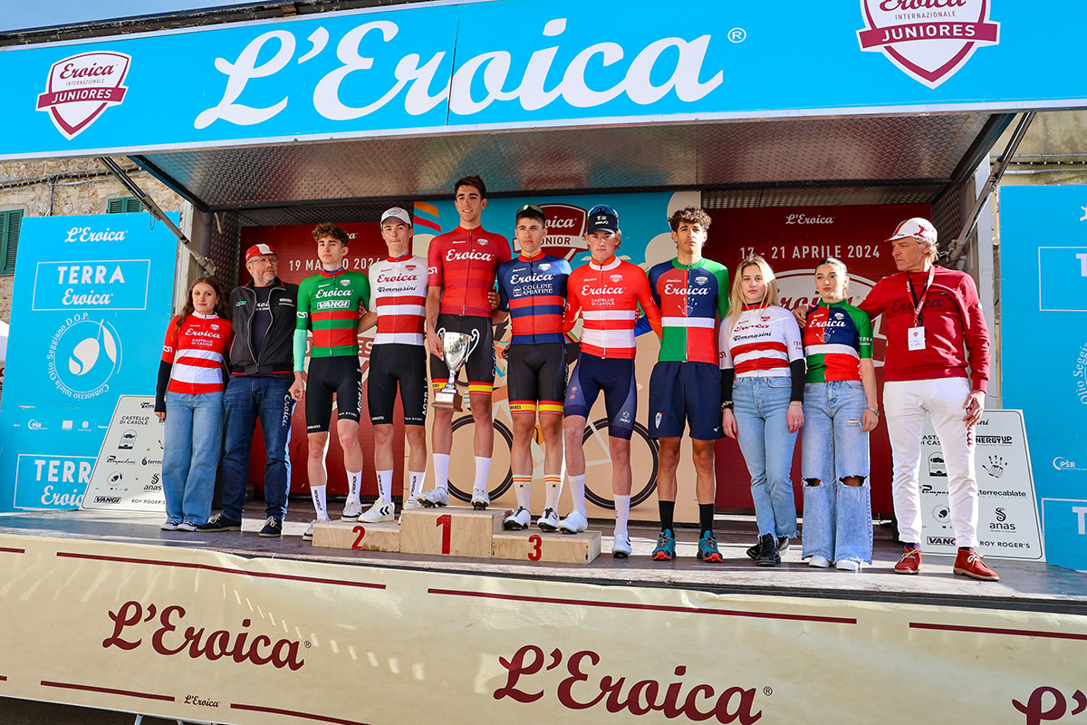 Il podio finale con le maglie di Eroica Juniores 2024 - credit Guido Rubino