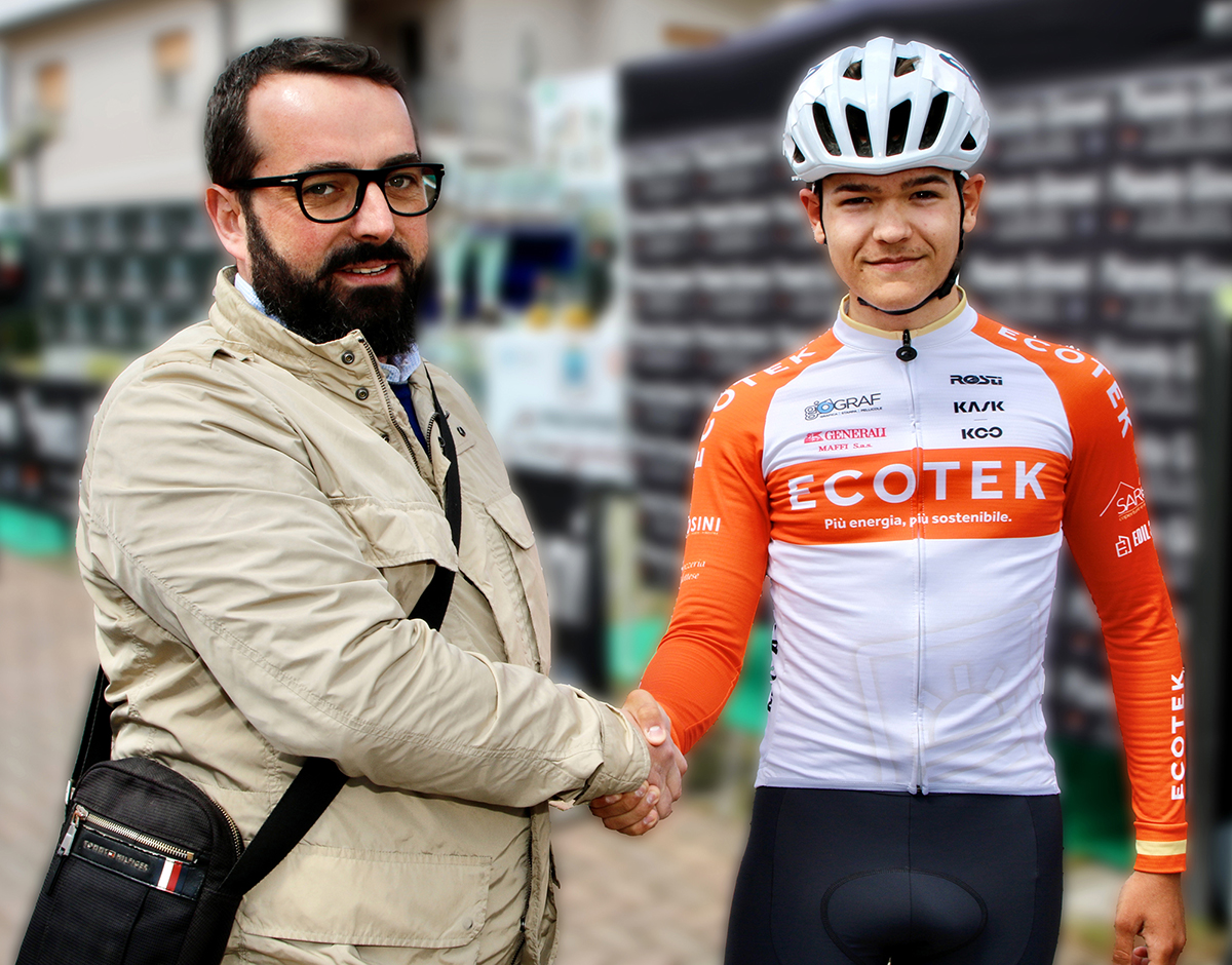 Il presidente Luigi Braghini si congratula con Paolo Nica per il podio di Camignone - credit Rodella