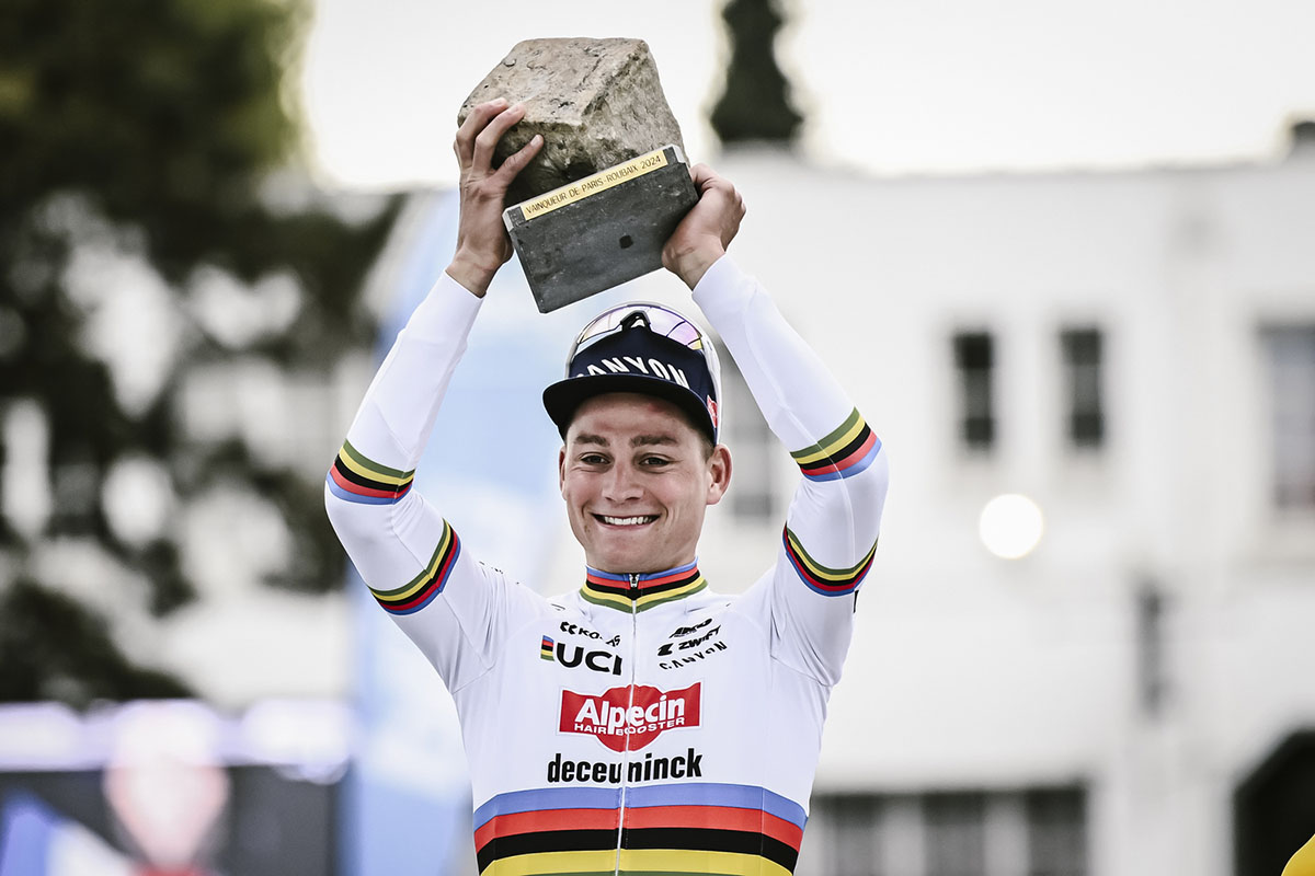 Mathieu Van der Poel sul podio della 121a Paris-Roubaix - credit A.S.O._Pauline Ballet