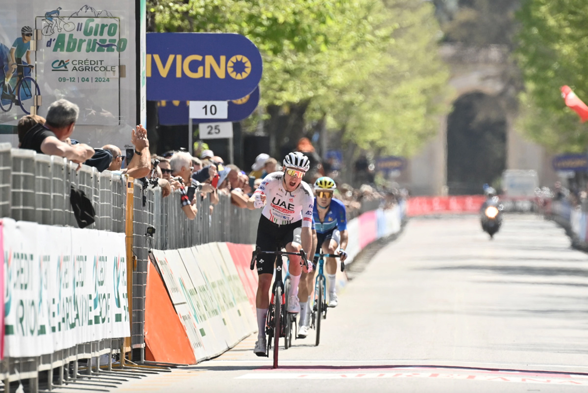 Pavel Sivakov vince a Pescara l'ultima tappa del Giro d'Abruzzo - credit LaPresse