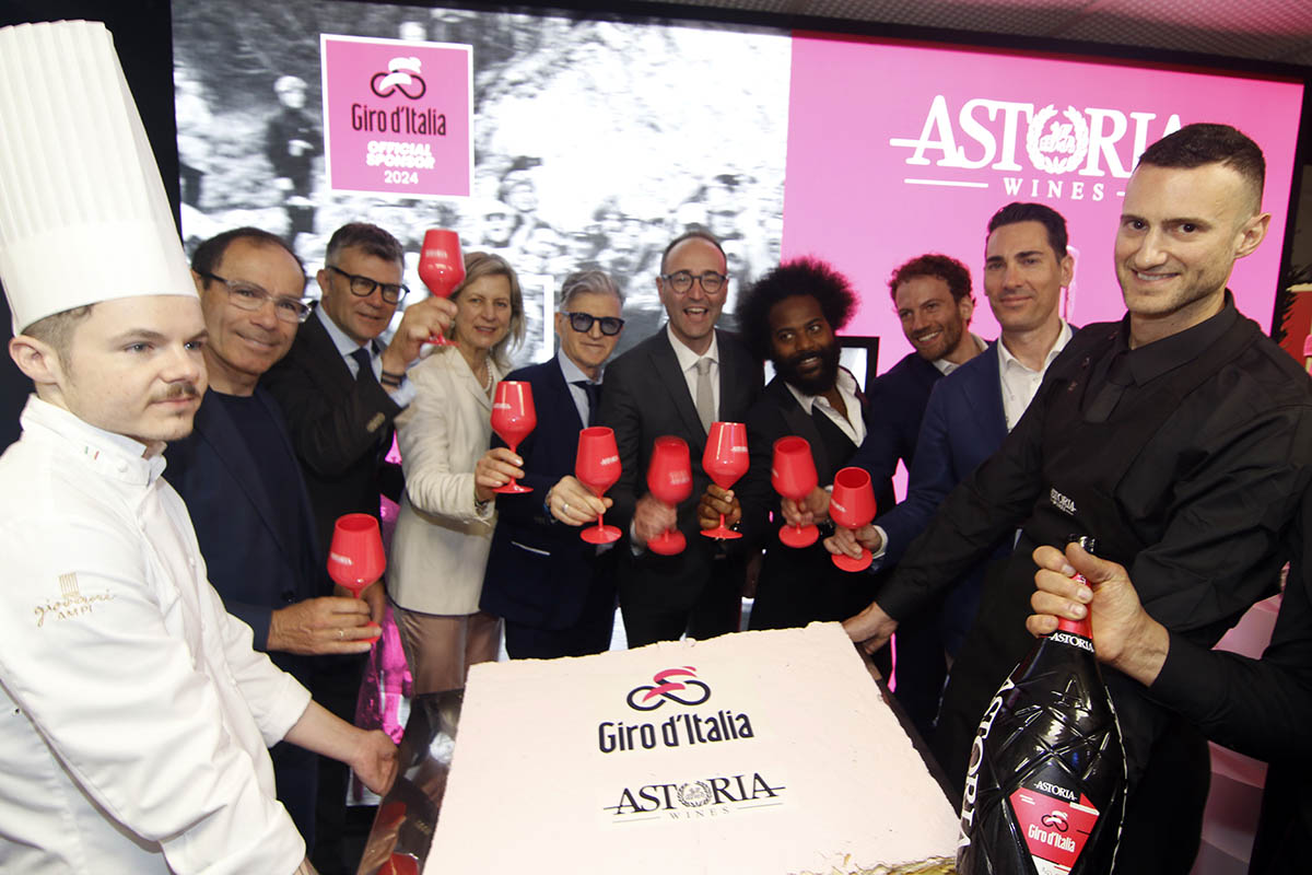 Presentazione bottiglia Astoria Giro d'Italia 2024_ Photo Credit Photobicicailotto