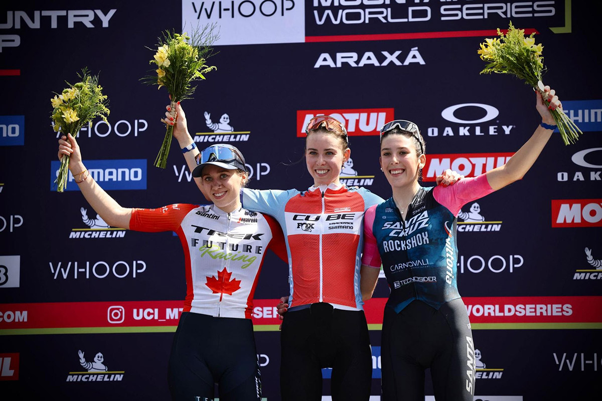 Valentina Corvi sale sul podio delle U23 nella prova di Coppa del Mondo di Araxa - credit Michele Mondini