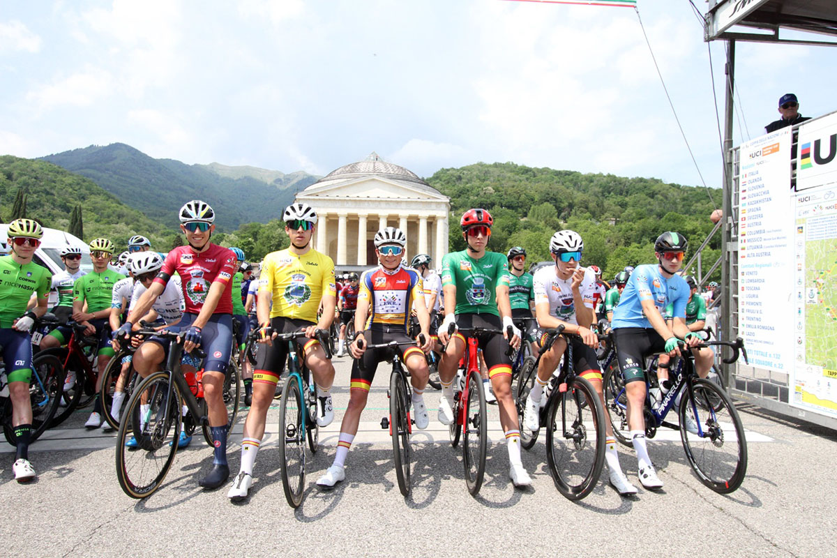 Il gruppo in posa di fronte al Tempo Canoviano di Possagno - credit Bolgan